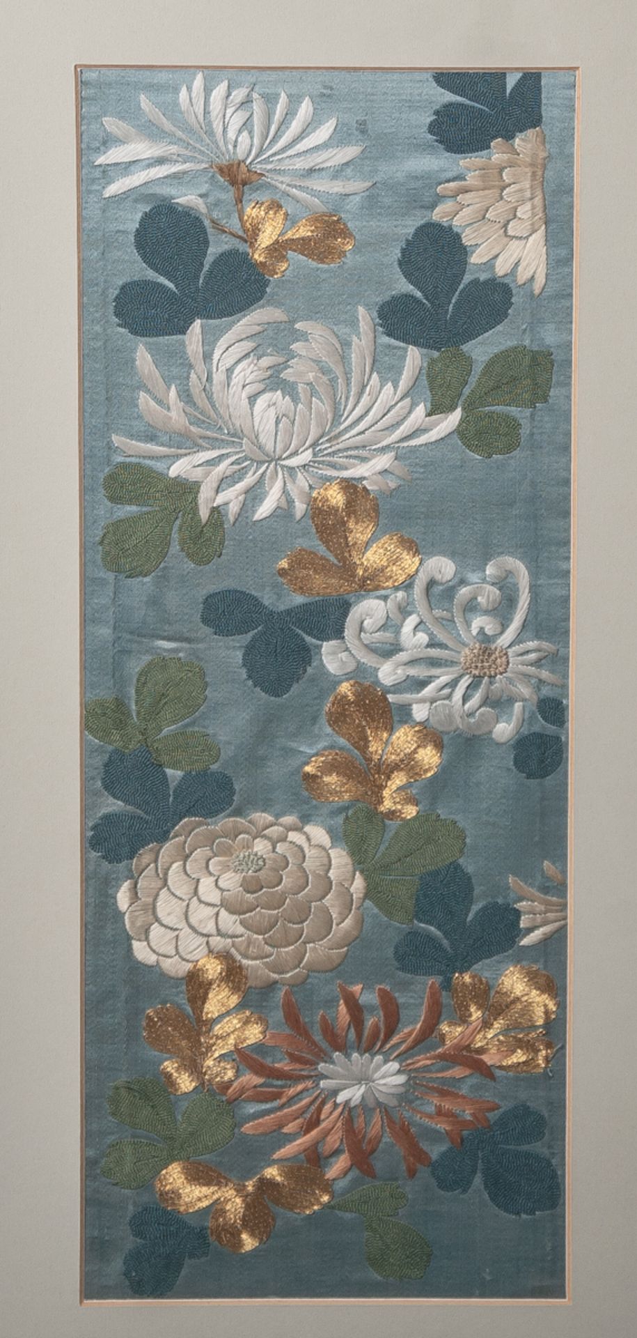 Feine Seidenstickarbeit, Darstellung von Blumen (China oder Japan, wohl 19. Jahrhundert),teils mit