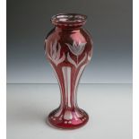 Überfangvase (20. Jahrhundert), balusterförmig, m. roter Farbe überfangen, Blumendekor m.Ornamenten,