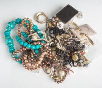 Konvolut Modeschmuck, verschiedene Teile, u.a. diverse Ketten. Gebrauchsspuren.- - -21.00 % buyer'