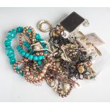 Konvolut Modeschmuck, verschiedene Teile, u.a. diverse Ketten. Gebrauchsspuren.- - -21.00 % buyer'