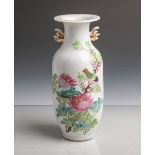 Vase (China, Unterbodenmarke, wohl 20. Jahrhundert), Blumendekor m. Vogel, beide Henkel m.Gold