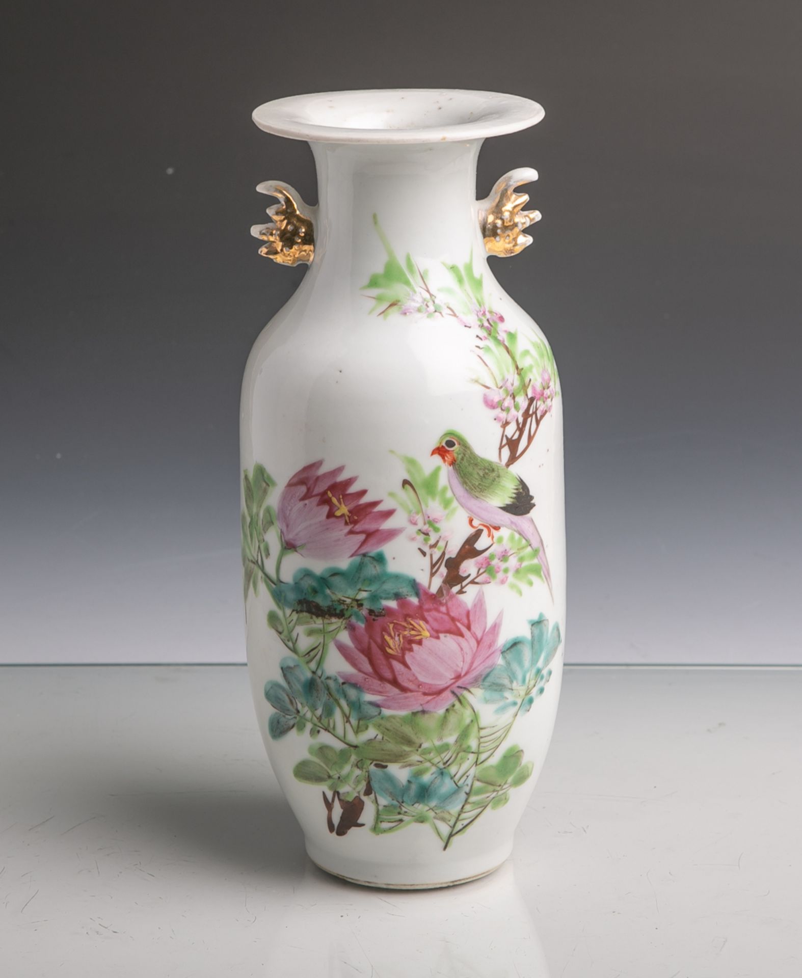 Vase (China, Unterbodenmarke, wohl 20. Jahrhundert), Blumendekor m. Vogel, beide Henkel m.Gold