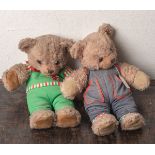 Zwei Teddybären, Steiff (20. Jahrhundert), bekleidet, H. ca. je 37 cm. Gebrauchsspuren.- - -21.