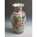 Satsuma-Vase (Japan, wohl 20. Jahrhundert), Porzellan, handbemalt, balusterförmigerKorpus, reich