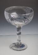 Großer Glaspokal (neuzeitlich), aus klarem Glas mit grau-blauen Aufschmelzungen, H. ca. 27cm, Dm.