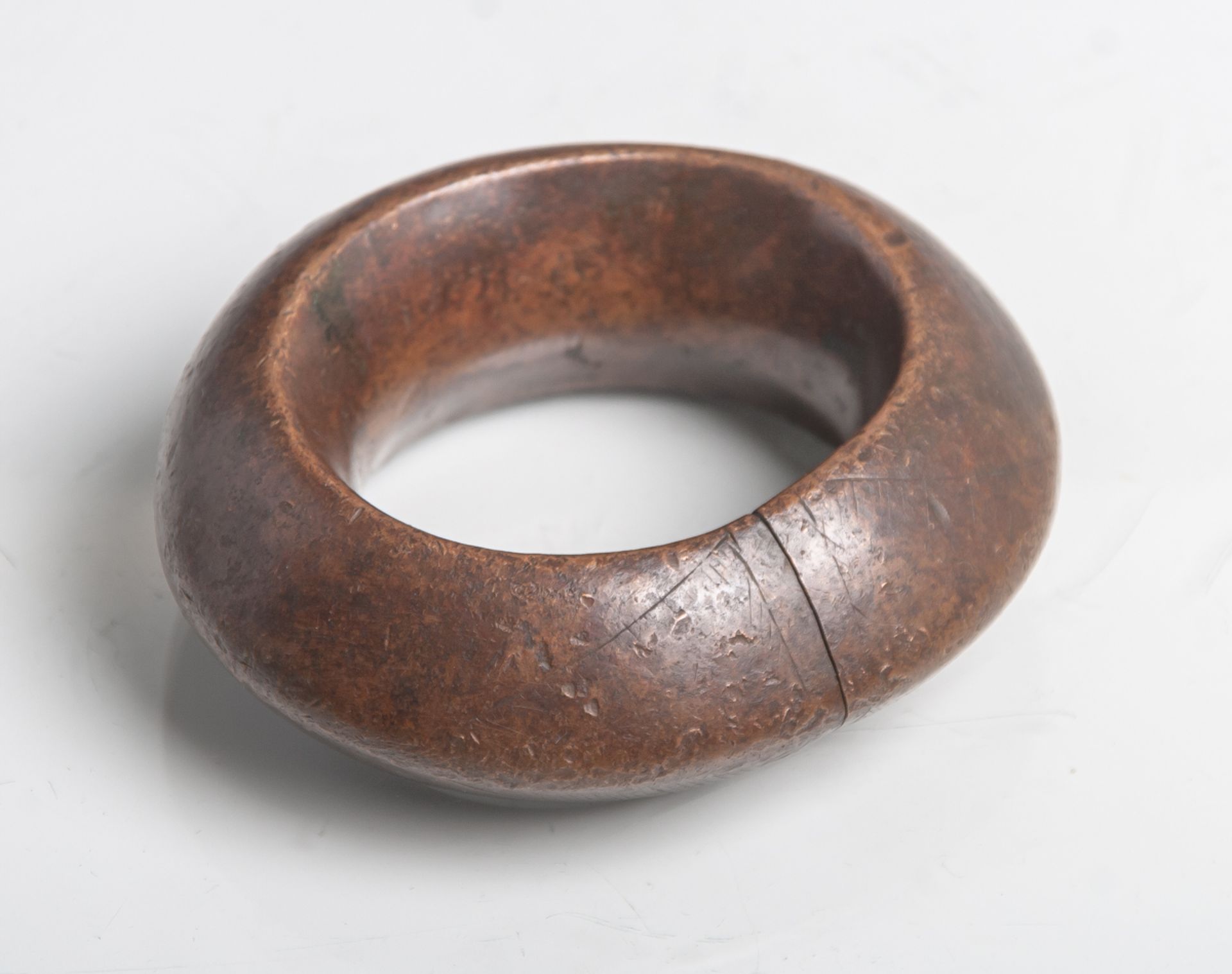 Manilla (Afrika, Kolonialzeit), Ring aus Kupfer m. Verzierung an der Schnittstelle,Geldform, ca.