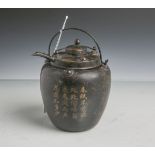 Antike chinesische Teekanne (Alter unbekannt), mit Unterbodenmarke, aus Metall, schwarzeBrünierung