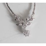 Brillant-Collier 585 WG, blütenförmiges Schmuckteil, ausgefasst mit 13 Brillanten, ca.0.70 ct/H/si