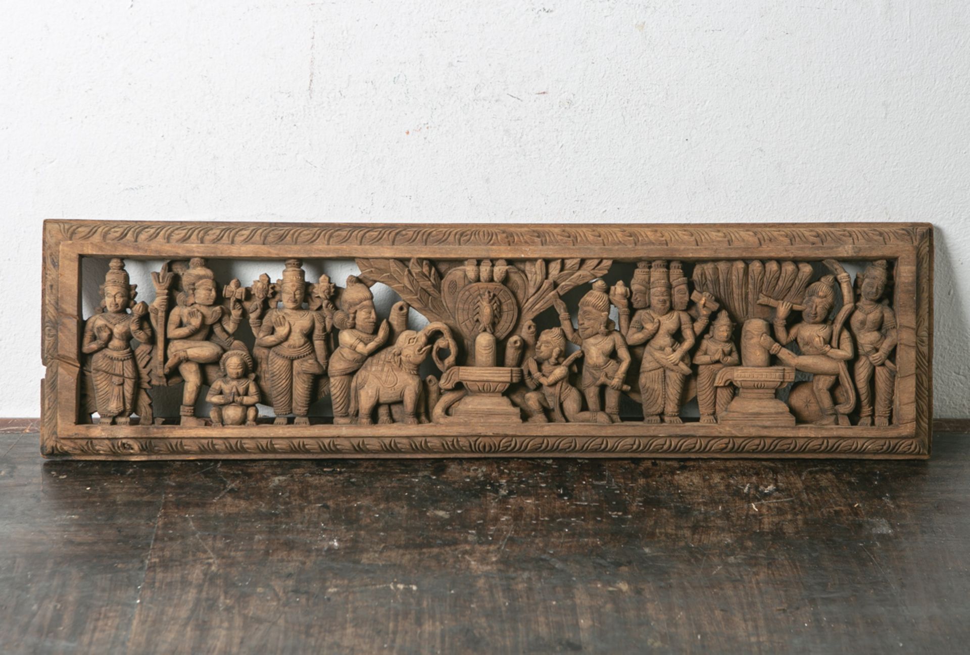 Reliefschnitzarbeit (Alter unbekannt, wohl Indien), alte Holzschnittarbeit, mitverschiedenen