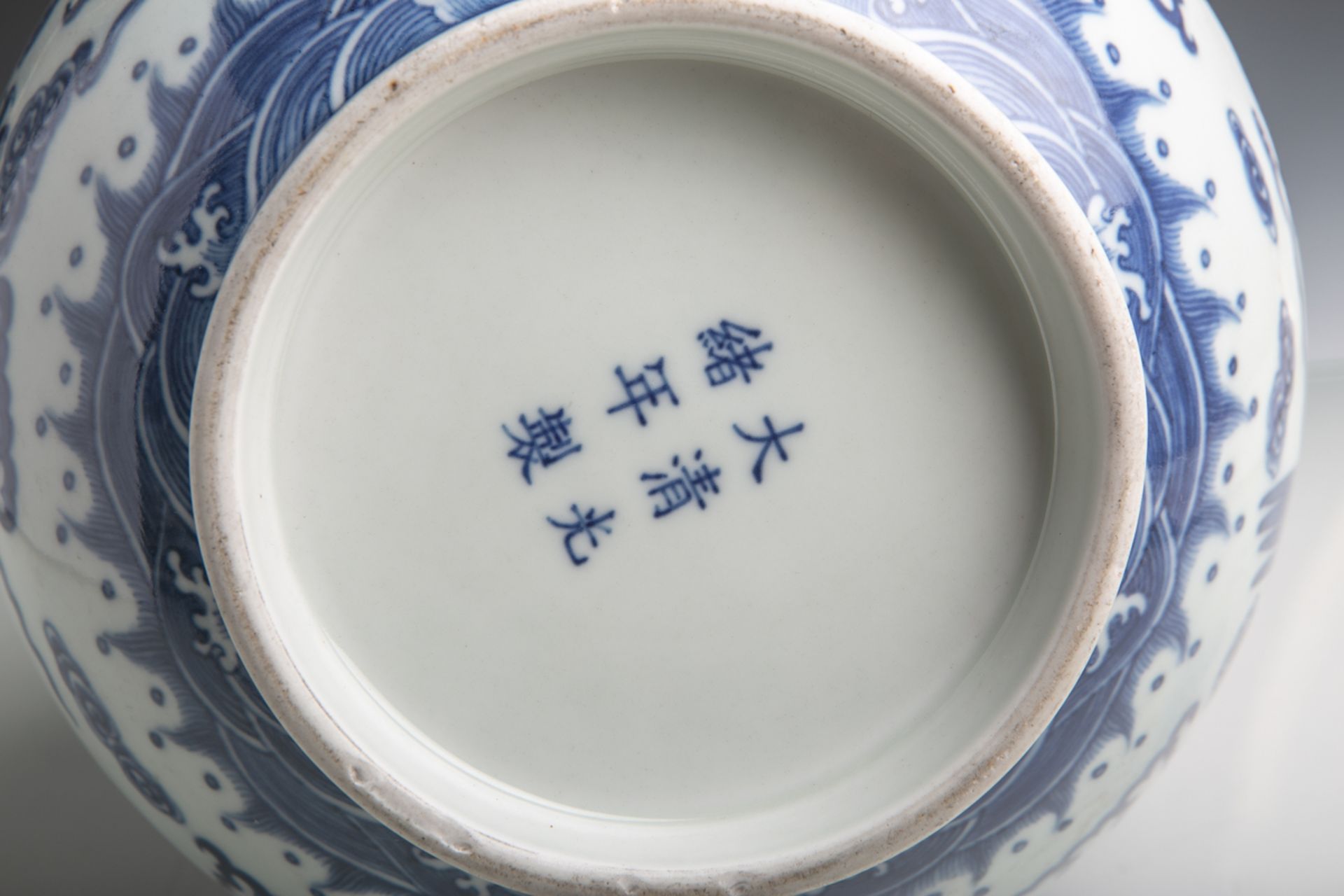 Vase (China, Ende 19./Anf. 20. Jahrhundert), Weißporzellan in kobaltblauerUnterglasurbemalung, m. - Bild 2 aus 2