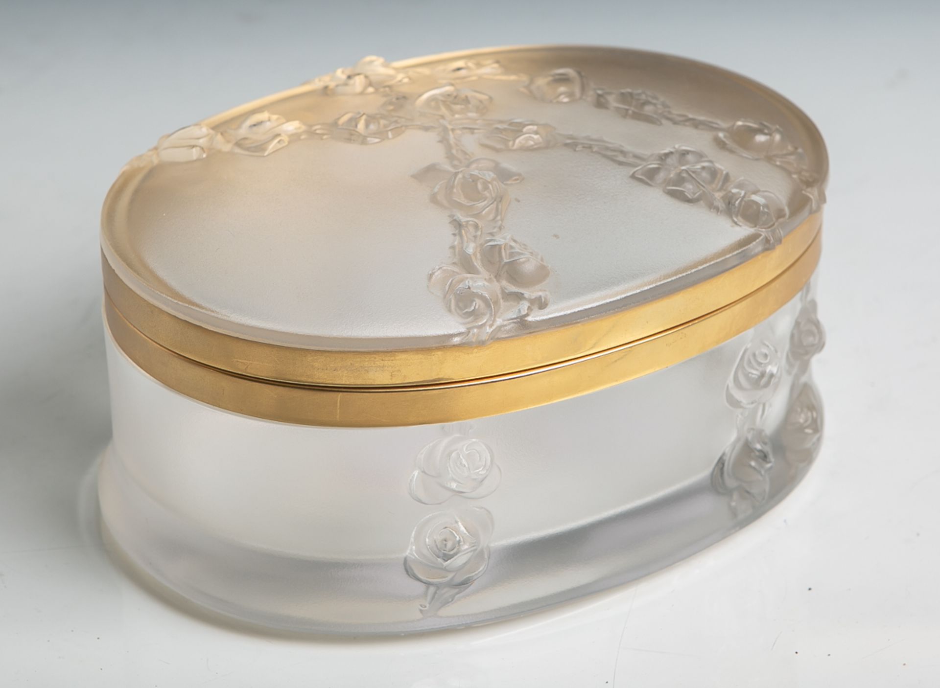 Ovale Glasschmuckschatulle von Lalique (Frankreich, um 1980), mit Unterboden-Ritzmarke,mit