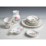 Konvolut von 10 Porzellanteilen (Meissen, blaue Unterbodenmarke), Blumendekor,Goldstaffage,