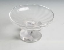 Glasschale von Lalique (Frankreich, 20. Jahrhundert), mit Unterboden-Ritzmarke, flach,facettiert,