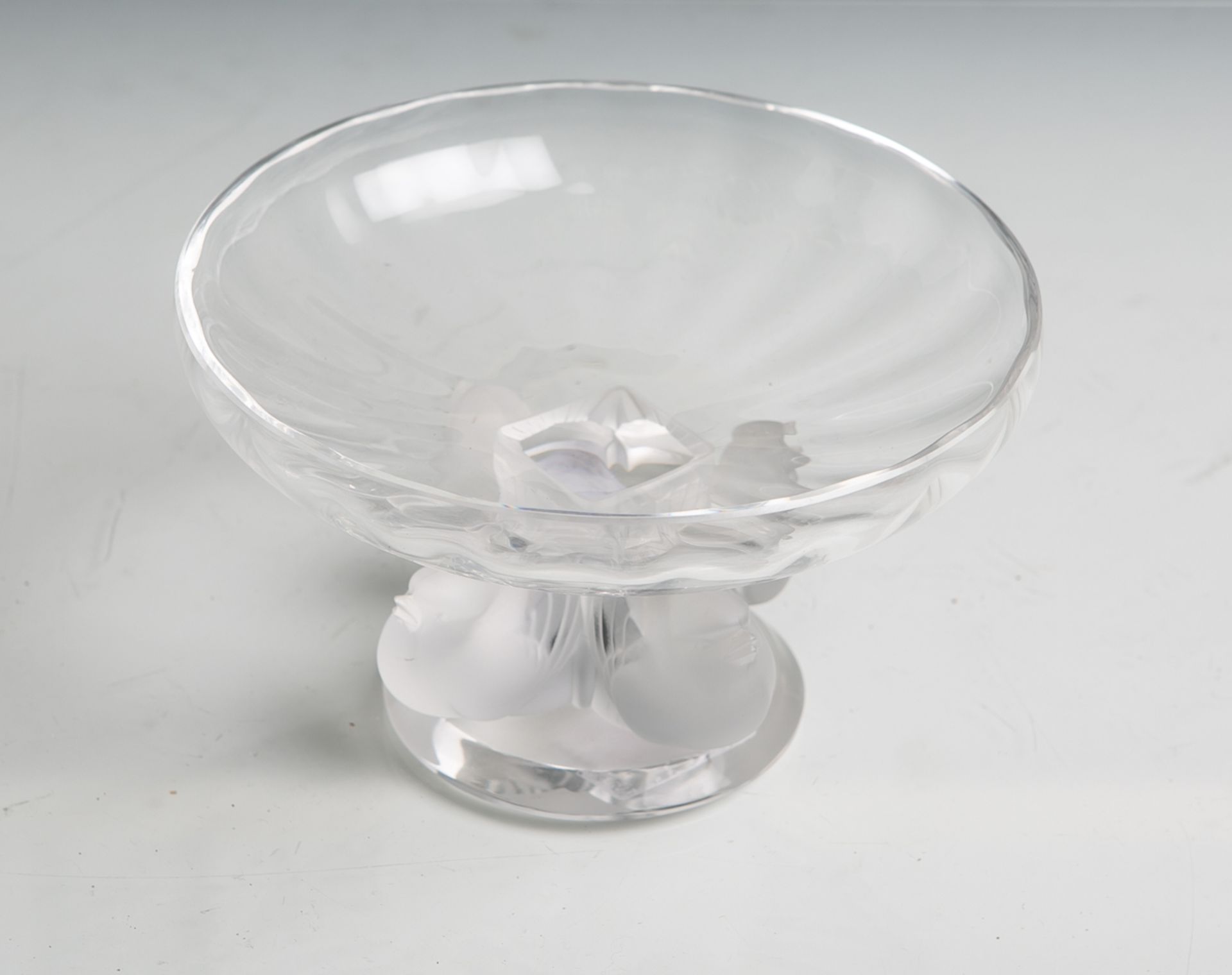 Glasschale von Lalique (Frankreich, 20. Jahrhundert), mit Unterboden-Ritzmarke, flach,facettiert,