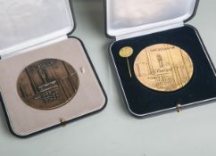 2 Medaillen "Für besondere Verdienste" (Wiesbaden), davon 1x in Gold u. 1x in Bronze, Dm.je ca. 8,