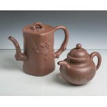 2 Teekannen aus Ton (Anf./Mitte 20. Jahrhundert), unglasiert, beide m. Bogenhenkel u.Deckeln,