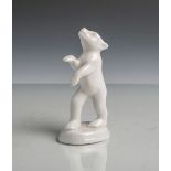 Figur eines stehenden Bären (20. Jahrhundert), Weißporzellan, auf Sockel bez. "Berlin /