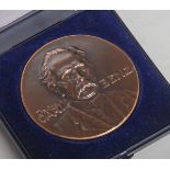 Gedenkmedaille Carl Benz (1979), bronzene Medaille, reliefartiges Porträt von Carl Benz m.Schriftzug