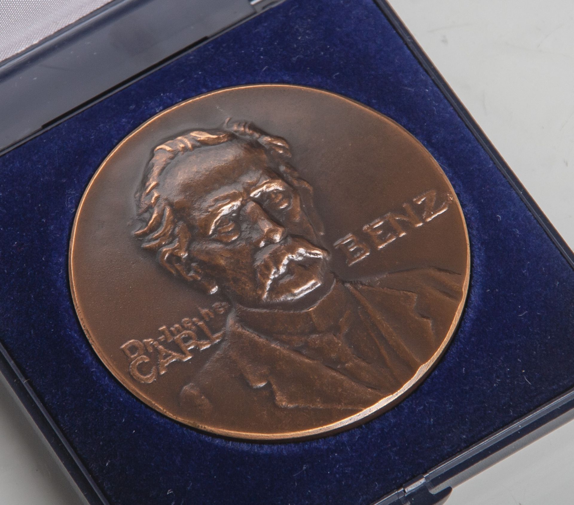 Gedenkmedaille Carl Benz (1979), bronzene Medaille, reliefartiges Porträt von Carl Benz m.Schriftzug