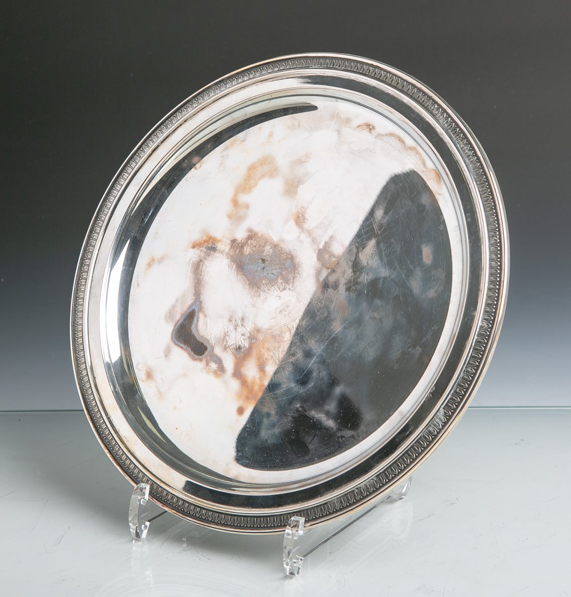 Runde flache Schale aus Silber (Feingehalt 800), Dm. ca. 28 cm, Gewicht ca. 384 g.- - -21.00 %