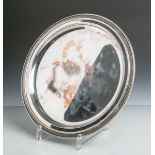 Runde flache Schale aus Silber (Feingehalt 800), Dm. ca. 28 cm, Gewicht ca. 384 g.- - -21.00 %