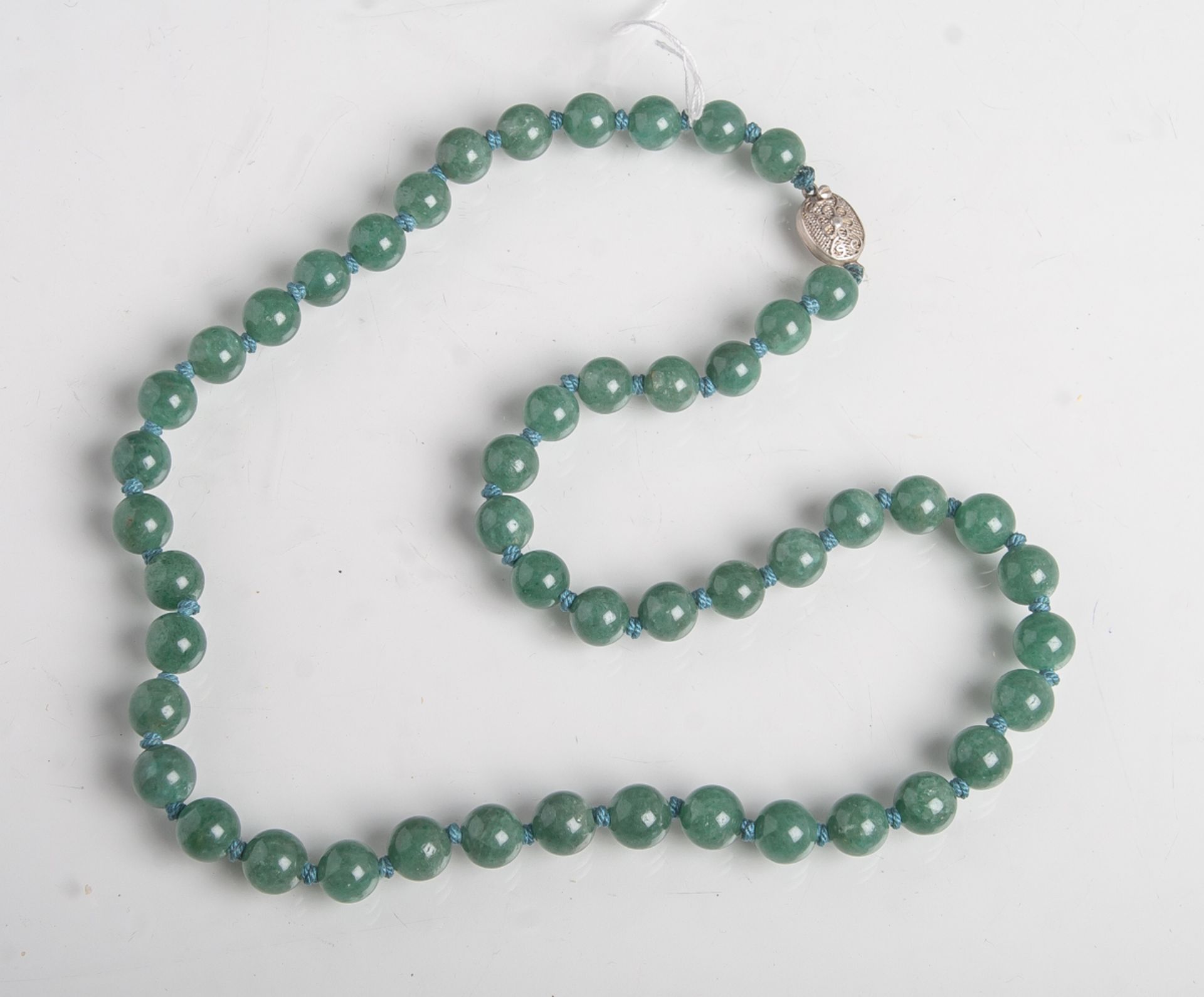 Halskette aus Jadekugeln mit Silberverschluss, gepunzt: silver, L. ca 40 cm. Tragespuren.- - -21.
