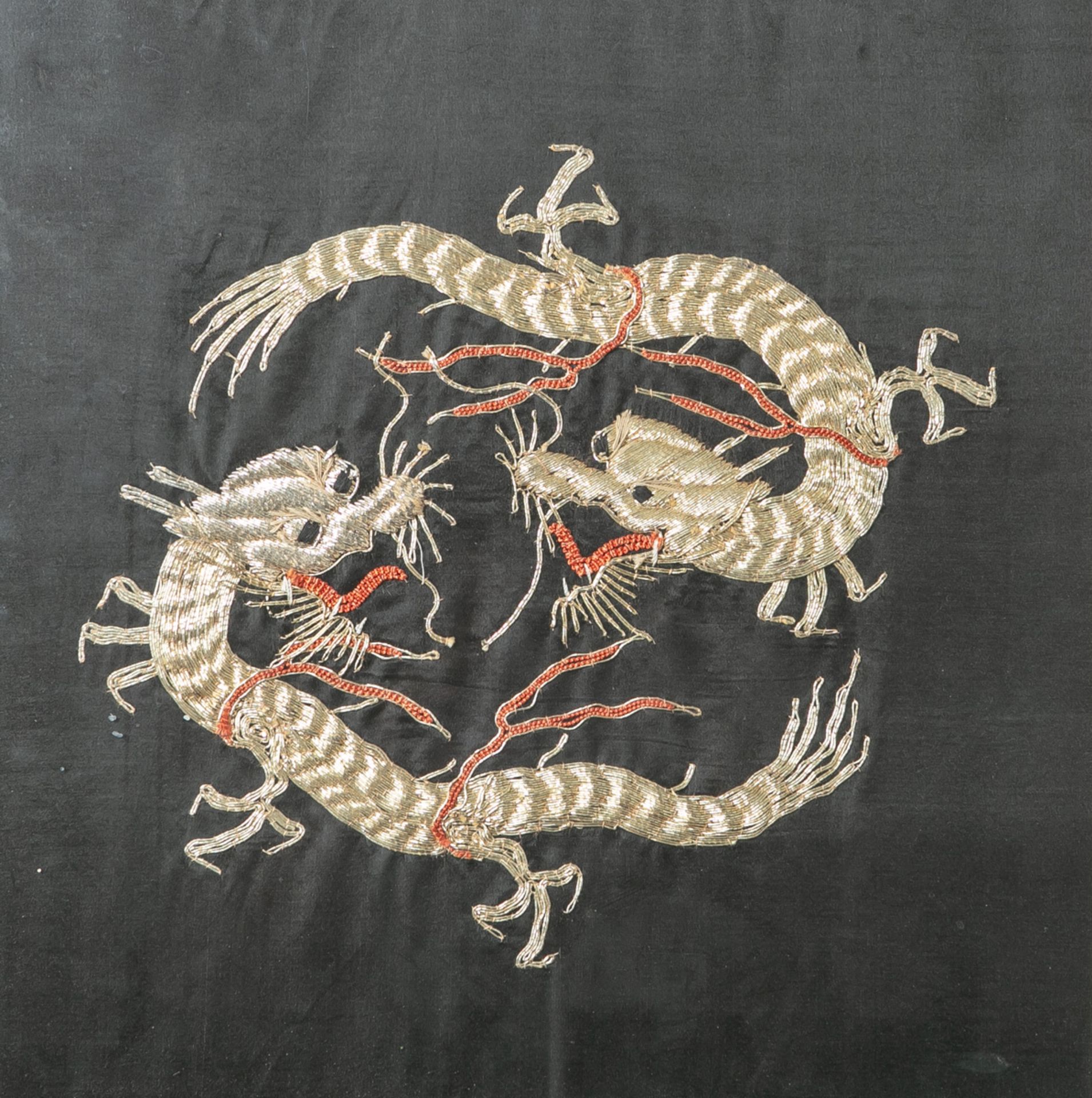 Seidenstickarbeit (China, wohl 1. Hälfte 20. Jahrhundert), zwei Drachen in feinerGoldstickarbeit auf