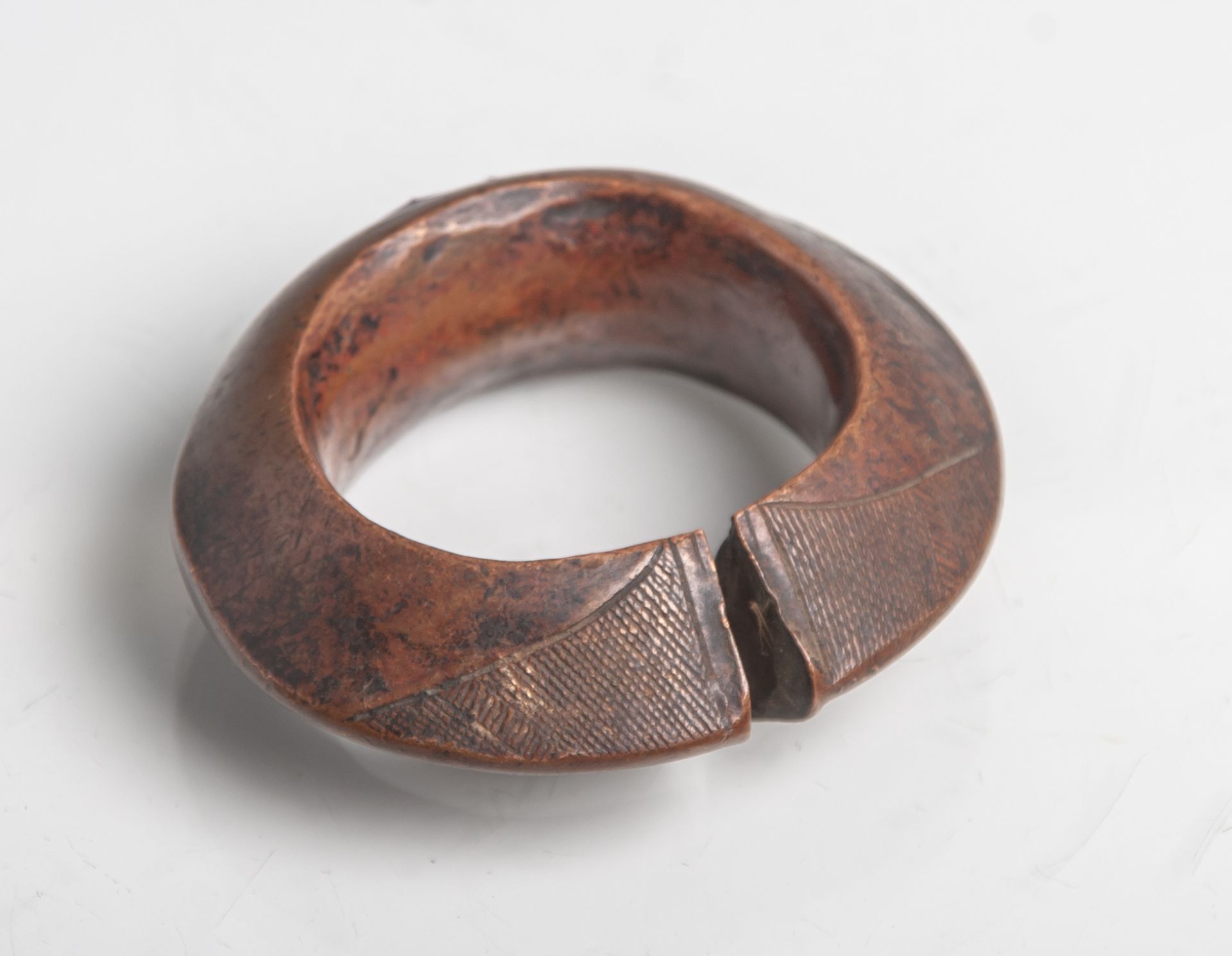 Manilla (Afrika, Kolonialzeit), Ring aus Kupfer m. Verzierung an der Schnittstelle,Geldform, ca. 8,5