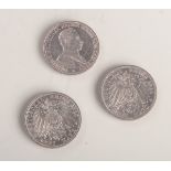 3 x 3 Mark-Münzen, Preussen, 1 x 1913 sowie 2 x 1914, Wilhelm II. in Kürassieruniform.Altersgem.