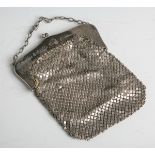 Damentasche (20. Jahrhundet), 800 Silber, Netztasche m. Tragekette, reliefierte Schließem. Rosen- u.