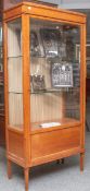 Vitrine (Biedermeier, 2. Zeit), Kirschholz, mit 3-seitiger Verglasung, 2 Einlegeböden ausGlas, H.