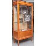 Vitrine (Biedermeier, 2. Zeit), Kirschholz, mit 3-seitiger Verglasung, 2 Einlegeböden ausGlas, H.