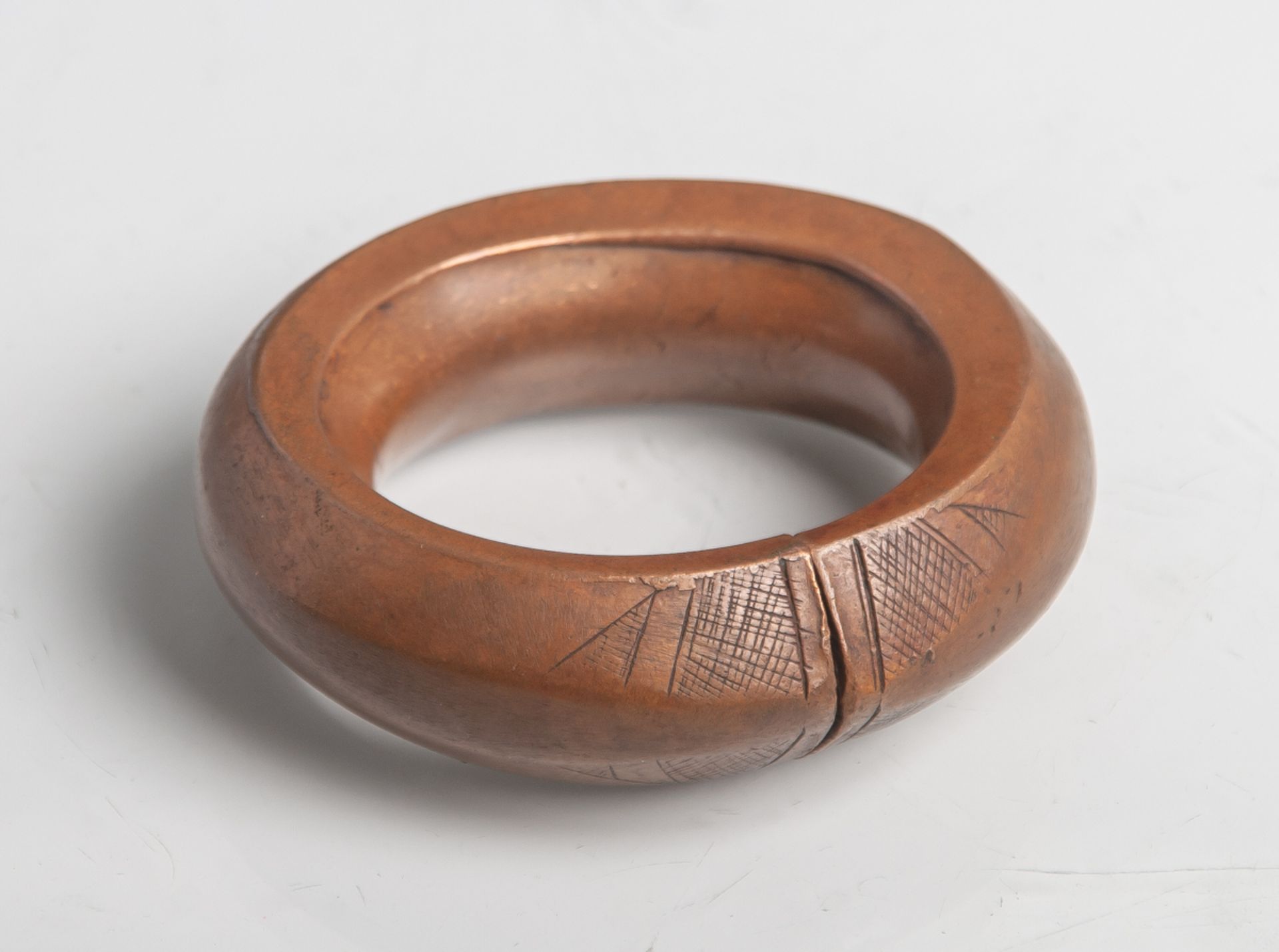 Manilla (Afrika, Kolonialzeit), Ring aus Kupfer m. Verzierung an der Schnittstelle,Geldform, ca. 9 x