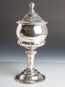 Deckelpokal aus Silber (Feingehalt 800, Österreich, um 1910), gepunzt, kugelförmigerHenkel, H. ca.