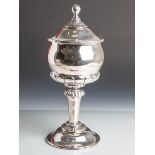 Deckelpokal aus Silber (Feingehalt 800, Österreich, um 1910), gepunzt, kugelförmigerHenkel, H. ca.