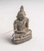 Kleiner sitzender Buddha aus Bronzeguss (Alter unbekannt), H. ca. 7 cm. Altersbed.Zustand.- - -21.00