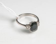 Damenring 585 WG, besetzt m. Saphir (Solitär) sowie 2 Brillanten von zus. ca. 0.30ct./vvs-vs,