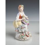 Figurine "Junge Dame mit Hut" (Sitzendorf, Unterbodenmarke, wohl 20. Jahrhundert),polychrome