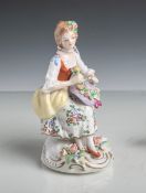 Figurine "Junge Dame mit Hut" (Sitzendorf, Unterbodenmarke, wohl 20. Jahrhundert),polychrome
