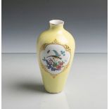 Kl. Vase (Meissen, blaue Manufakturmarke, Pfeiffer-Zeit, 1920/30er Jahre), gelber Fond m.Vogel- u.