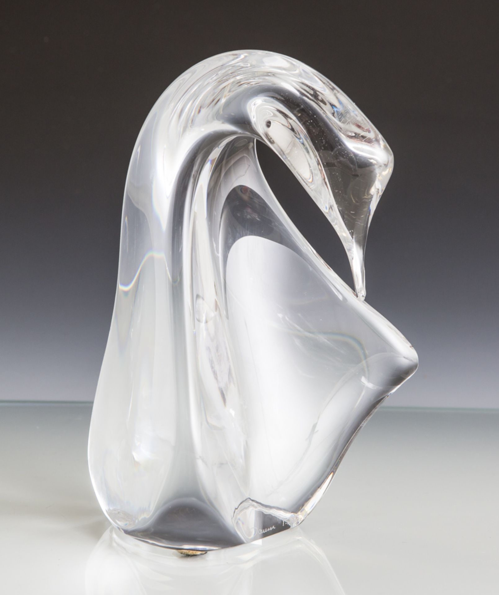 Glasfigur "Schwan", Daum, Frankreich, Kristallglas, unten mit Ritzsignatur. H. ca. 17,5cm.- - -21.00