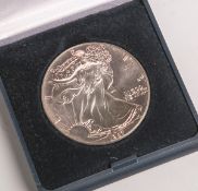 1 Dollar "Liberty" (USA, 1987), Silber 999/1000, sog. Silver Eagle, Dm. ca. 4 cm, Gewichtca. 31,6 g.