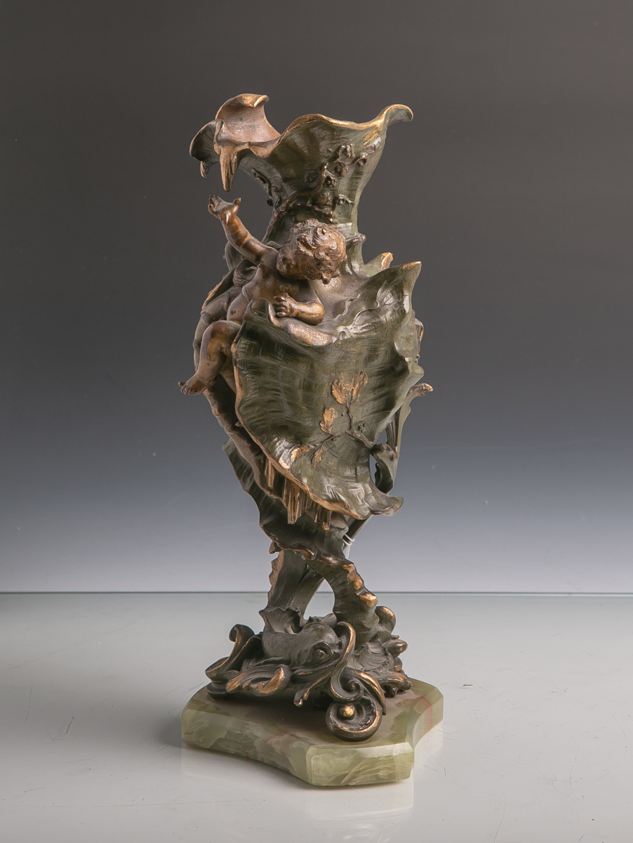 Bronzevase (wohl Frankreich, 2. Hälfte 19. Jahrhundert), naturalistisch gearbeiteteMuschel m. Putto,