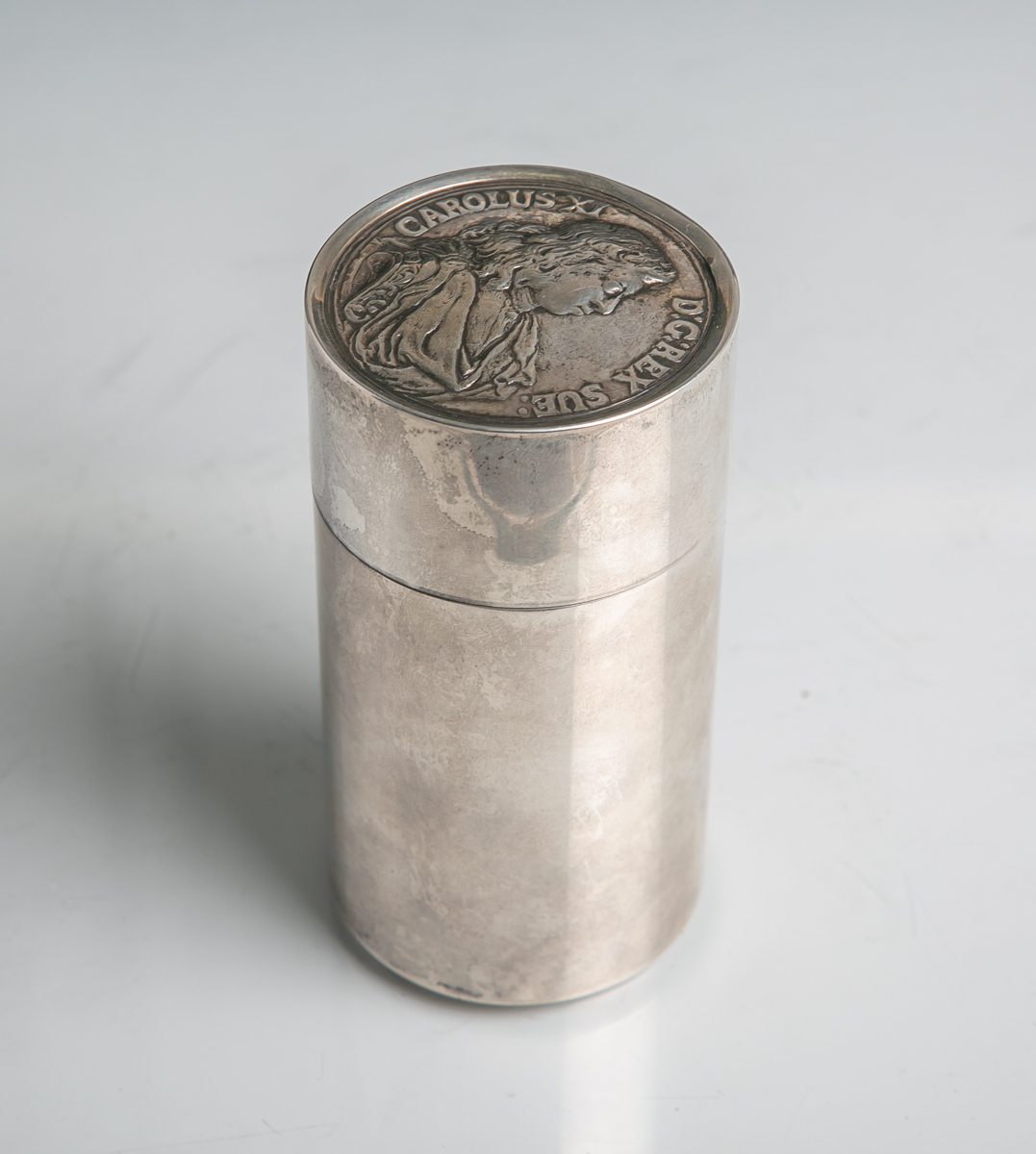 Pillendose aus Silber (Feingehalt 830, Schweden, 1956), Us. gepunzt, Deckel miteingesetzter Medaille