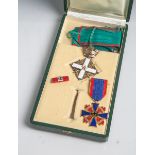 Konvolut von 3 Ehrenzeichen (20. Jahrhundert), bestehend aus: 1x Verdienstkreuz in Gold"Für