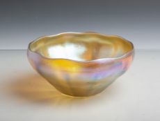 Jugendstilglasschale (Tiffany Studio, Favrile-Glas, um 1900), halbkugelförmig, mehrfachgebuckelt,