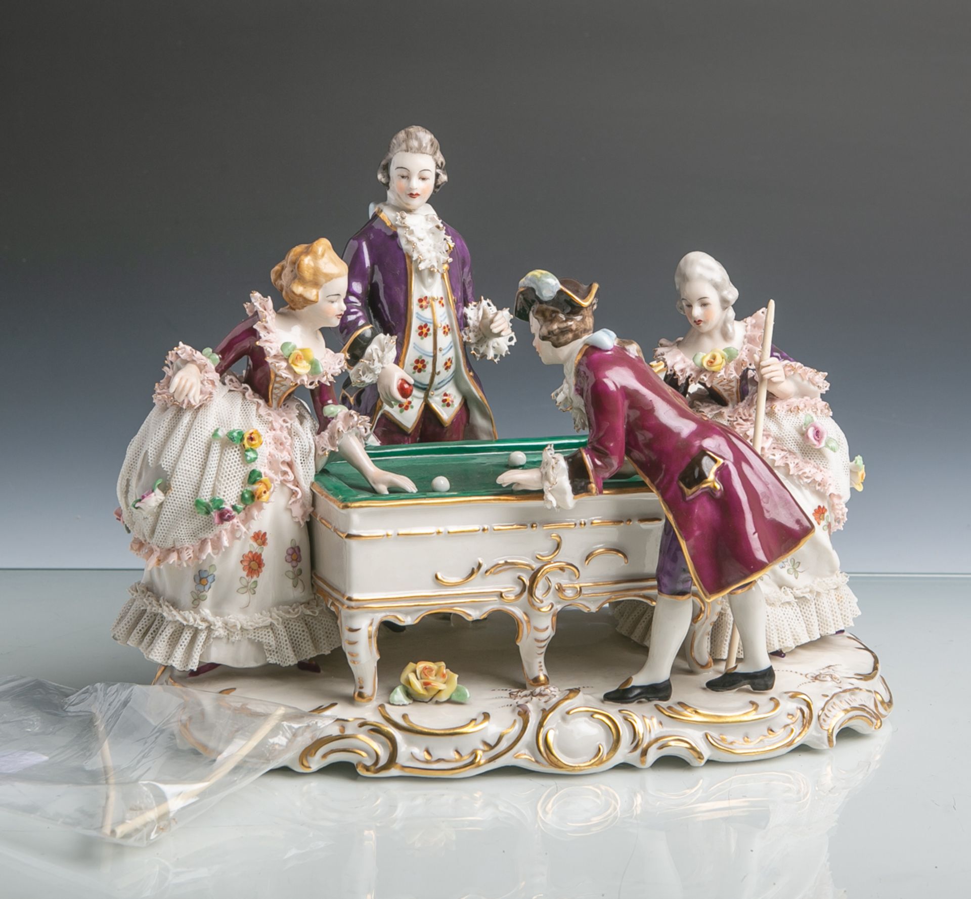 Figurengruppe beim Billardspielen aus Porzellan (Porzellan-Manufaktur Friedrich WilhelmWessel in