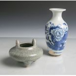 2 kl. Vasen (China, 18./19. Jahrhundert), Porzellan, davon 1x grünlich graue Vase m.Krakelee-Muster,