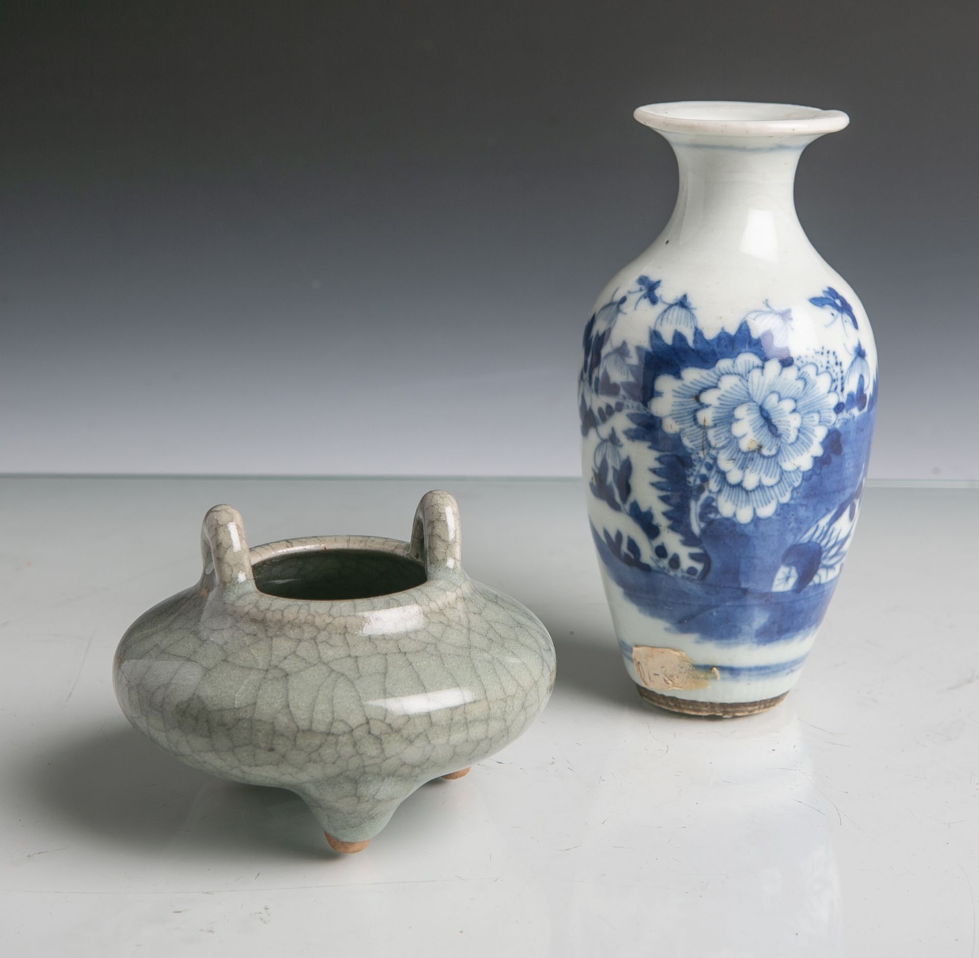 2 kl. Vasen (China, 18./19. Jahrhundert), Porzellan, davon 1x grünlich graue Vase m.Krakelee-Muster,