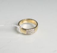 Damenring 585 GG, Besatz m. kl. Brillanten 0.2 ct., W-SI, Ringgröße: 58/59, Gewicht ca.7,9 g.- - -